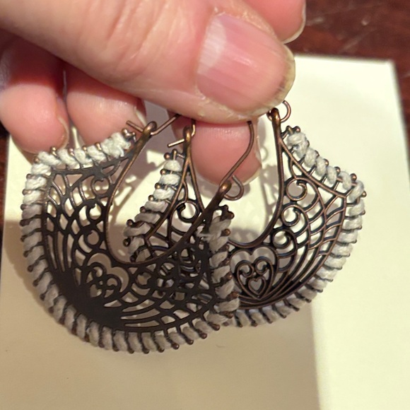 Elegant Silver and White Filigree Earrings lovely lovely lovely - Picture 5 of 6